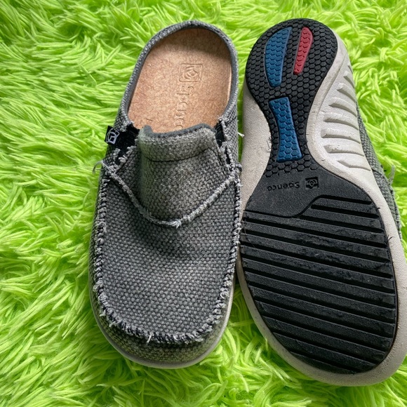 Ladies slip on shoes - Picture 2 of 4